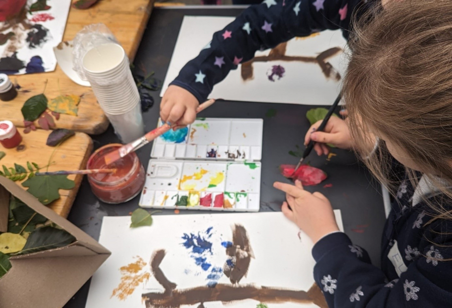 Kinder malen im Parlament der Bäume
